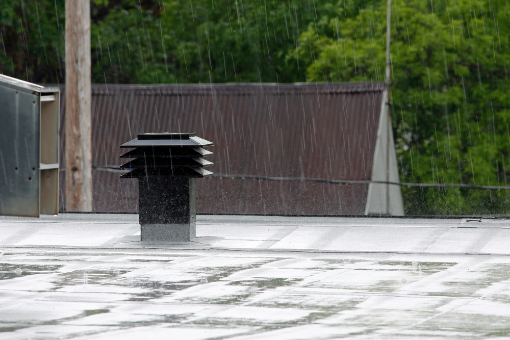 la pluie tombe sur un toit